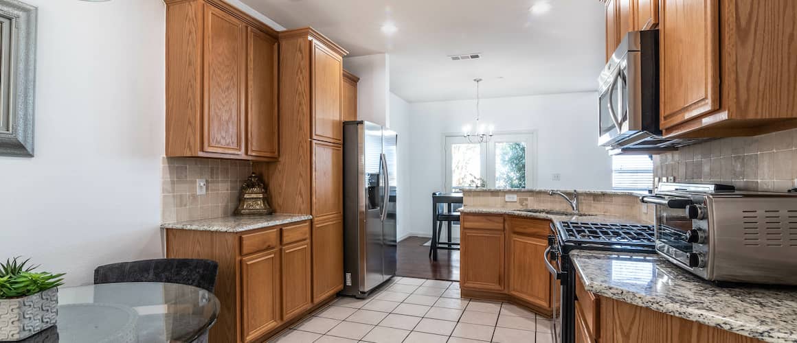 Bland kitchen.