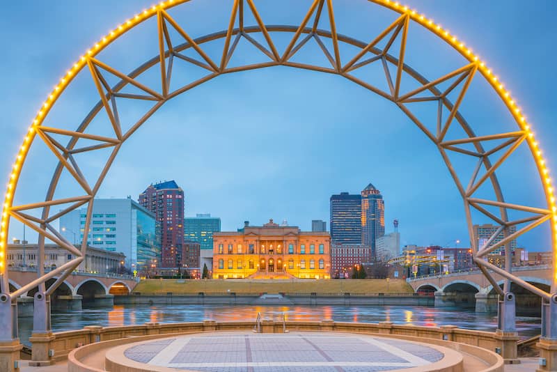 Arch and well lit building in Des Moines, Iowa.